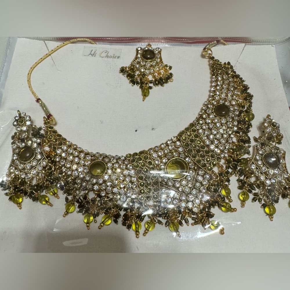 Green and gold necklace set